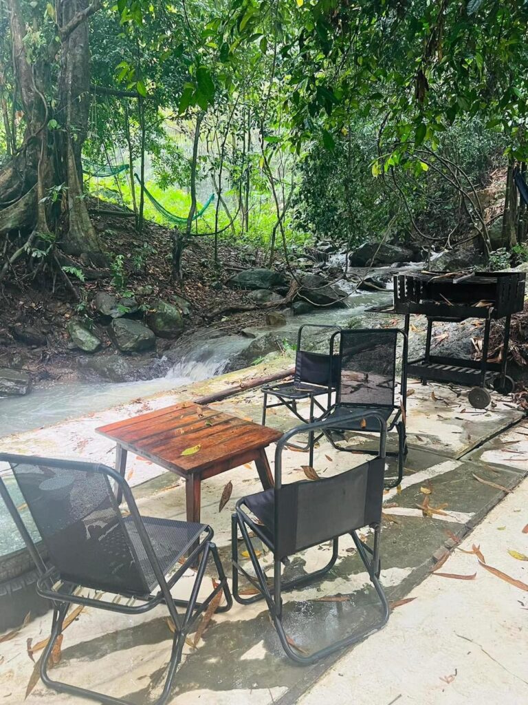 Bàn ghế chill bên suối ở Suối Mu Camp
